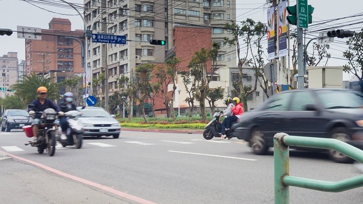 ▼眾人認為，淡水「房價低」就是最大的優勢，也比較符合年輕人的負擔能力，因此越來越多人移居淡水，促使淡水人口增加快速。（示意圖／取自<a href="https://pixabay.com/photos/pig-pet-street-domestic-animal-1714682/"><span style="color:#000000;">pixabay</span></a>）