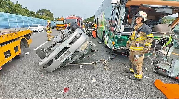 國道3號南下264K雲林縣斗六段21日上午發生遊覽車與自小客碰撞事故,造成4人死亡、17人輕傷,事故原因待釐清。(民眾提供)