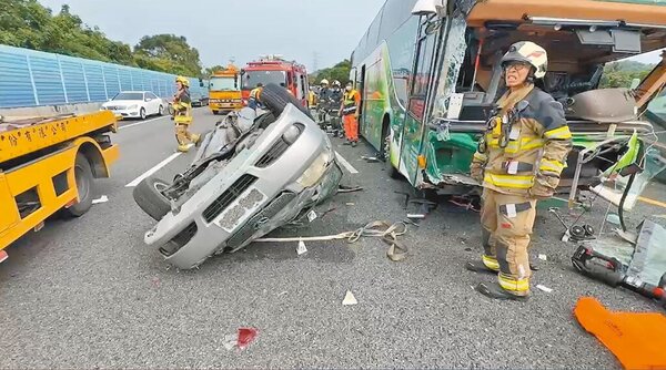 國道3號南下264K雲林縣斗六段21日上午發生遊覽車與自小客碰撞事故，造成4人死亡、17人輕傷，事故原因待釐清。（民眾提供）