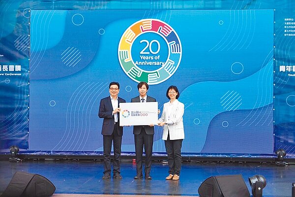 「北台區域發展推動委員會」21日在新北市市民廣場舉辦「北台首長會議」,新北市代理市長劉和然(左)將輪值棒交接給明年主政的新竹市,新竹市祕書長張治祥(右)代表出席接棒,國家發展委員會國土區域離島發展處長黃文彥(中)為監交人。圖/新北市城鄉局提供