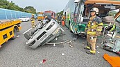 科技公司家庭日　遊覽車國道撞自小客釀4死