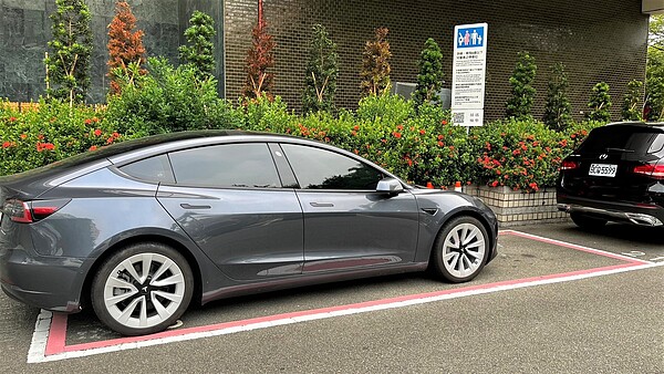 充電格位、親子格位及身障格位皆為專用車格,呼籲車主勿佔用。圖/台中市交通局提供