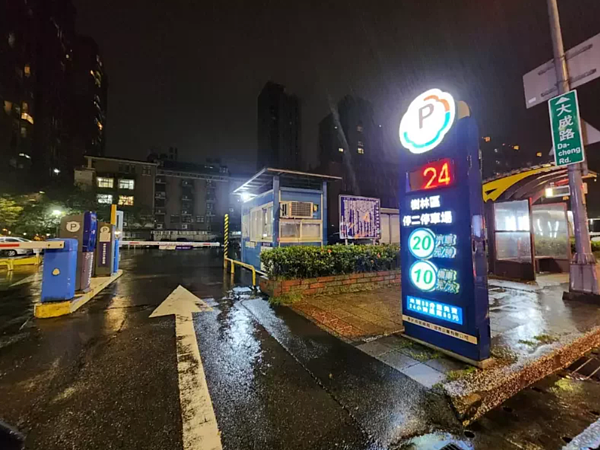 新北市經發局表示目前在辦理民意調查,綜合評估民眾需求及廠商意願後,將維持停車場多目標使用,增加容許使用項目吸引業者投資。記者李定宇/攝影