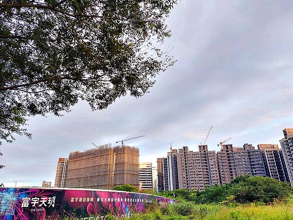 富宇天玥」的基地旁就是永久保護區的「綠樹綠海」景觀、享永久棟距。圖/好房網News記者林和謙/攝