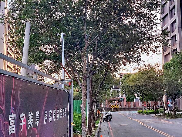 「富宇天玥」的基地就在樂善國小旁邊,步行1分鐘、「讀秒」就可到校。圖/好房網News記者林和謙/攝