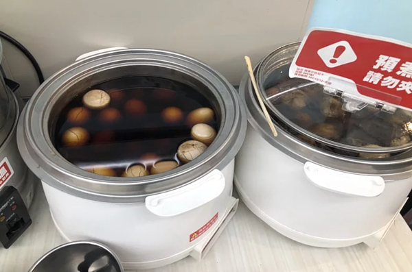 網路瘋傳一群年輕男女將檳榔渣丟進超商茶葉蛋鍋中的惡搞影片。圖/本報資料照片(圖非事件店家)