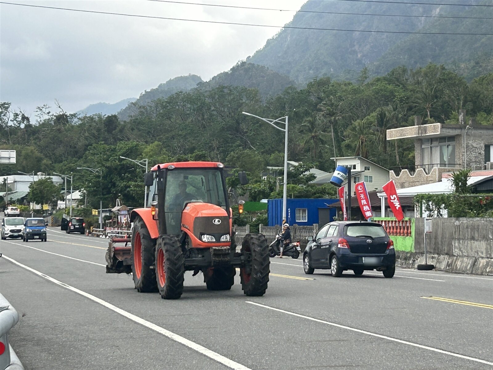 近日秋收農忙季,馬路上常見大型農機,依法必須張掛農機號牌才能上路。記者徐白櫻/攝影
