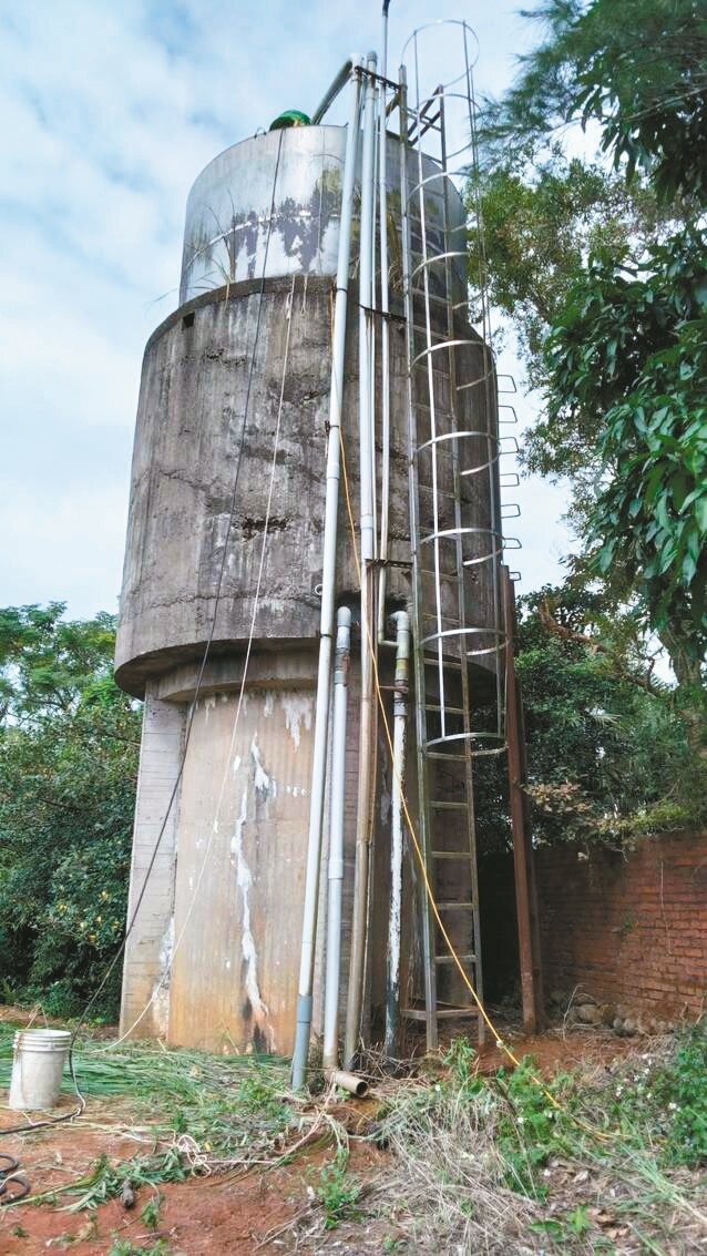 關西鎮代詹羅燈指出，大東坑約有200戶居民還沒有自來水，多年來靠著3口水井抽取地下水至水塔使用。記者黃羿馨／攝影 