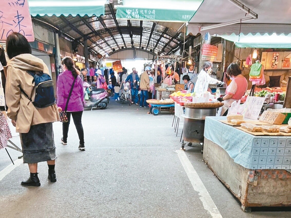 桃園市議員楊朝偉質疑，市府解編八德的市場用地，導致民眾到非法的高城市場採買，市府視而不見，根本是本末倒置。記者朱冠諭／攝影 