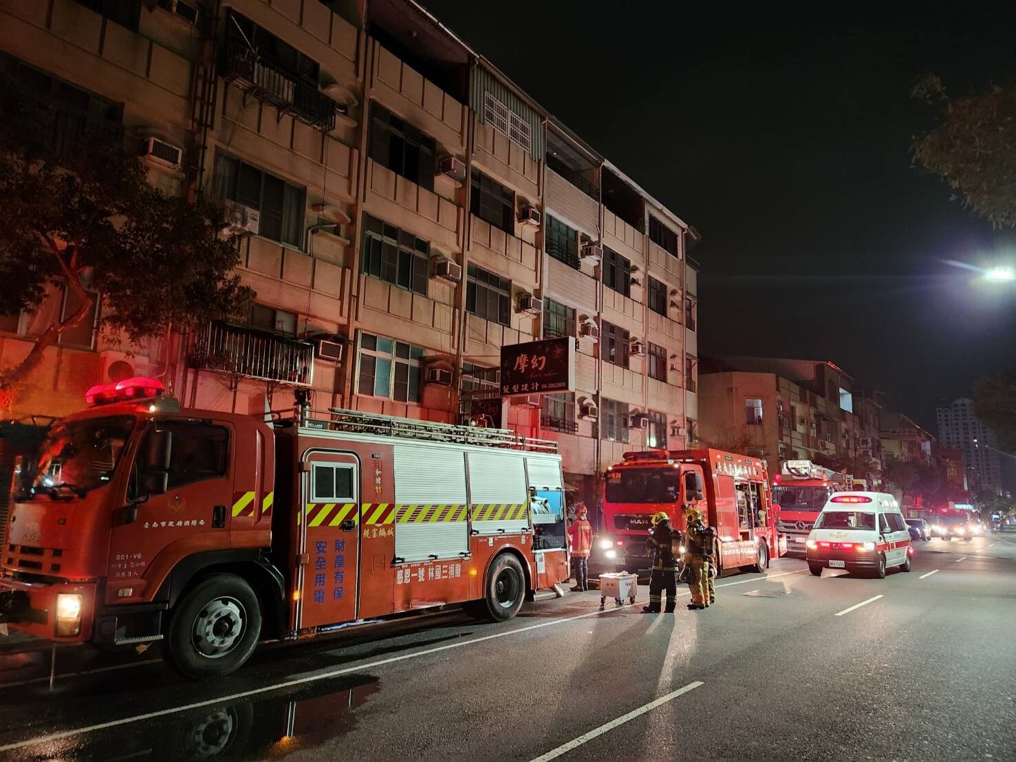 台南市北區和緯路四段民宅4樓房間失火，大批消防車到場搶救。記者黃宣翰／攝影 