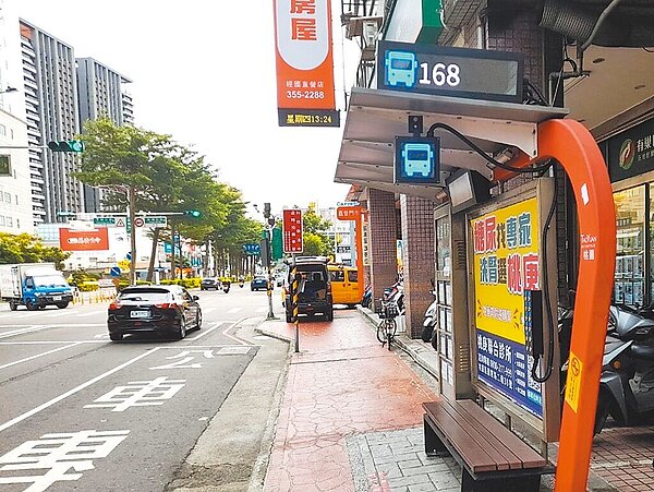 桃園市獨立式智慧型站牌今年增加許多貼心服務，按下「公車呼叫鈴」，最上頭愛心燈就會連同路線號碼亮起，告訴司機有乘客候車。圖／交通局提供