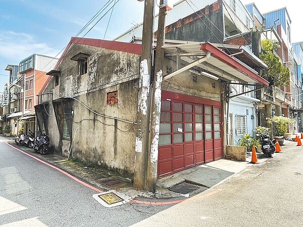 桃園市政府修法，為未領使照20年的老屋解套，未來可合法申接水電，改善生活品質跟居住安全。圖／建管處提供