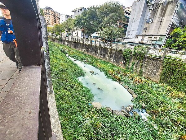 新北有民眾21日發現,整條藤寮坑溝水質混濁呈乳白色。圖/新北市環保局提供