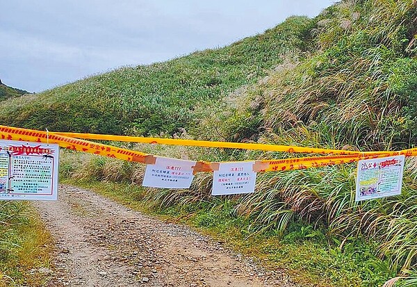 新北市雙溪區22日發生虎頭蜂攻擊登山客事件，新北市動保處立即封閉登山步道，23日將派員到場摘除蜂窩。圖／新北市動保處提供
