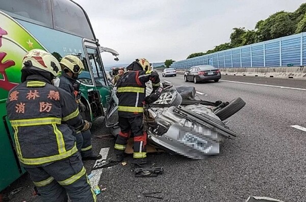 健全通運有限公司的1輛遊覽車，昨天行經國道3號雲林斗六段發生事故。記者陳苡葳／翻攝
