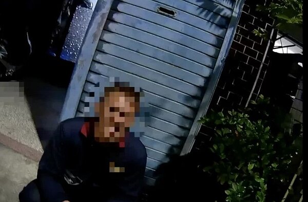 高雄吳姓男子因毒品案遭通緝2年,騎機車返回旗津家鄉時,因闖紅燈被查出通緝身分落網。記者石秀華/翻攝