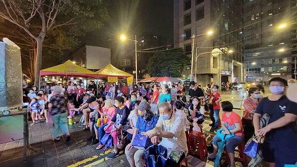 雙十暨中秋晚會在雙十廣場舉辦。（圖／板橋樂生活Ｘ有你有我）