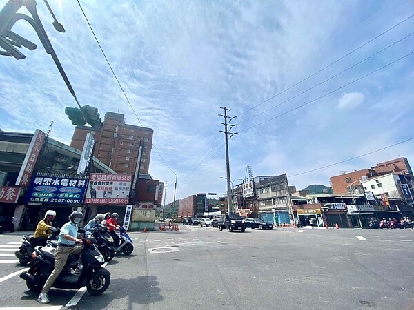 樹林區保安陸橋近日拆除完畢，使大安路及保安街一段天際線頓時開闊許多。〈工務局提供〉