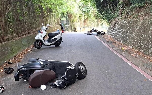 陳、李兩人在新北市五股區發生車禍，李男機車上瓦斯鋼瓶掉落瓦斯向外狂瀉，新北市消防局派員趕抵馳援，肇因待查。圖／記者曾伯愷翻攝