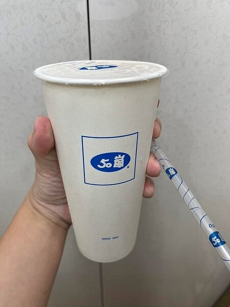 50嵐包裝從黃藍配色換成白藍色。圖/擷取自PTT