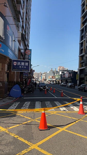 高雄市一名20歲李姓女子23日上午8時30分許從左營區一棟大樓高處墜樓身亡,嚇壞不少上班族。圖/讀者提供