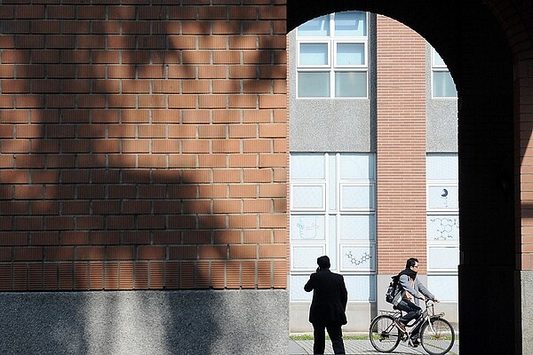 43%的學生填寫「學習與玩樂」相關,38%填寫「談戀愛、社團、交友」相關,顯示學習不忘玩樂及交友,幾乎是高三到大四生充實校園生活必做的五件事。示意圖。圖/聯合報系資料照片