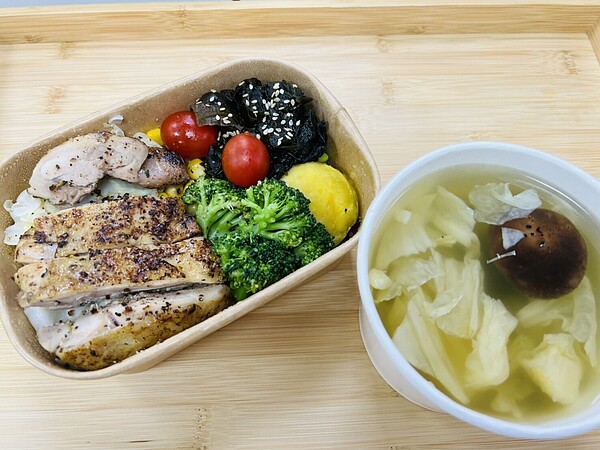 新竹市衛生局舉辦「竹步健康,塹你來吃」活動,即日起至11月19日止,只要在特定店家購買符合健康元素的餐食,並拍照上傳,就有機會獲得500元商品禮券。圖/新竹市政府提供