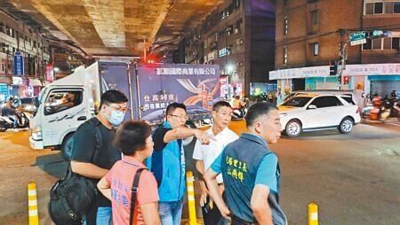 新北市三重區中華路、新北大道的交叉路口,上下班時間車流量大,左轉車易與直行車交織打結,常發生車禍事故,新北市議員王威元(左三)要求市府檢討改善。(蔡亞樺攝)