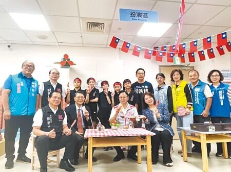 
桃園市共融兒童服務中心23日開幕，桃園市長張善政（前排右二）表示，盼給予孩童更全面的照顧，使其能夠快樂成長、融入社會。（賴佑維攝）
