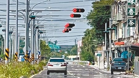 
台南市道172線後壁至白河路段，去年拓寬完成，一段僅210公尺的路段，竟裝設了6支紅綠燈。（張毓翎攝）
