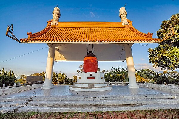 三峽鳶山光復紀念鐘是鳶山的地標,不少居民都期盼能再敲響鐘聲。(新北市觀旅局提供/陳慰慈新北傳真)
