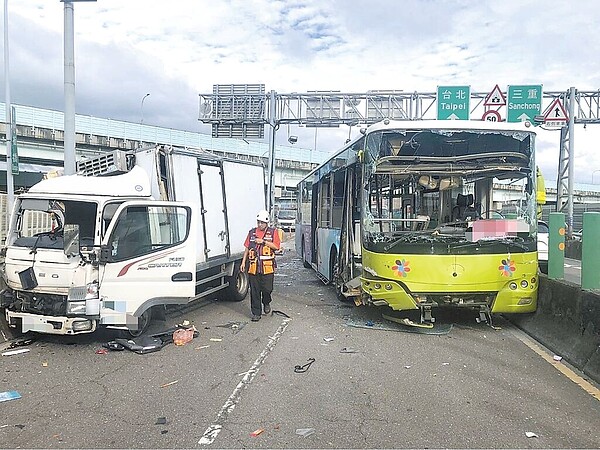 新北市三重區中山橋往新莊方向23日下午2時許發生公車與貨車擦撞車禍，警消獲報趕抵現場救援，並將貨車拖離排除事故。圖／新北市消防局提供