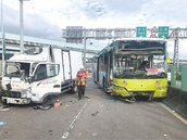 三重中山橋公車撞貨車　13人送醫