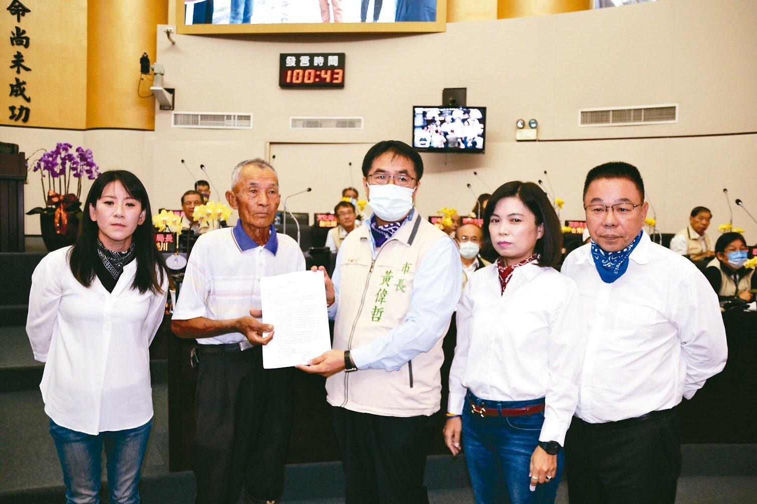 台南市安南區城西養殖專業區文蛤死亡率高,漁民懷疑與土資場造成汙染有關,昨天向市長黃偉哲(中)遞交陳情書。記者鄭惠仁/攝影