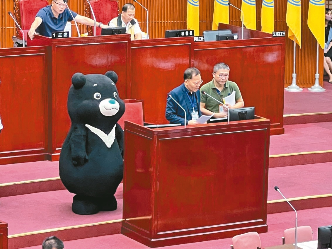 台北市吉祥物「熊讚Bravo」現身台北市議會接受議員質詢。記者鍾維軒／攝影 