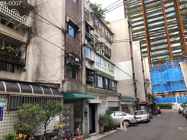 「強迫都更」沒1坪換1坪? 專家試算翻白眼:感到噁心、想吐 基泰大直釀民宅傾斜南側鄰地現況。圖/台北市政府提供