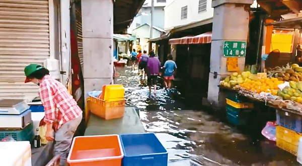 高雄旗津今年大潮創20年新高，民眾飽受淹水之苦。聯合報資料照片