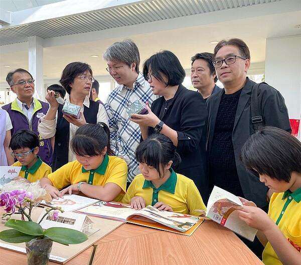由彰化縣政府、逢甲大學建築學院、富宇慈善基金會與中華民國逢甲建築協會聯合贊助興建的「媽厝紫葡小書屋」,23日於彰化媽厝國小正式落成啟用。圖/富宇慈善基金會提供
