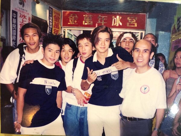 1998年，金萬年冰宮老闆蔣先生（右一著白衣者）和當紅樂壇男子組合「羅密歐」（羅志祥、歐漢聲）在萬年7樓的金萬年冰宮門口合影。（網友台南杜先生提供）