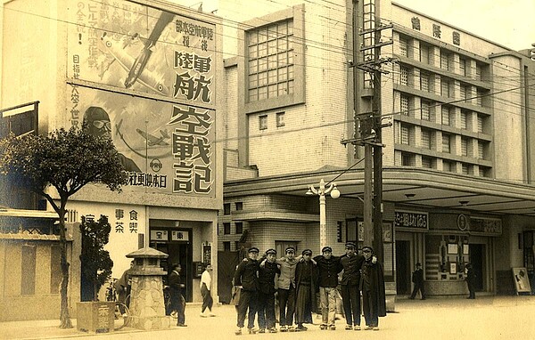 這是1943年拍攝的日本東寶映畫直營戲院「國際館」（戲院大門前方為今西寧南路），當時上映的電影《陸軍航空戦記～ビルマ篇》（陸軍航空戰記～緬甸篇）乃日本航空紀錄片的代表作，片長91分鐘，由日本映畫社製作，發行於1943年。（圖片來源：1943年出版的臺北帝國大學豫科第一屆卒業記念寫真帖）