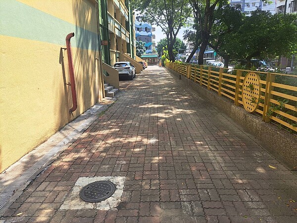 二苓國小中庭明挖施工完成。圖/高雄市水利局提供