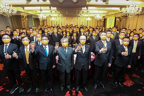 永義房屋成立短短2年,全台店數已突破150店。永慶房產集團董事長孫慶餘(第一排右三)、與加盟夥伴歡慶好成績。圖/永慶房產集團提供