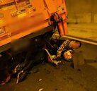 宜蘭新澳隧道內連環車禍　騎士遭壓車底喊「救命」！
