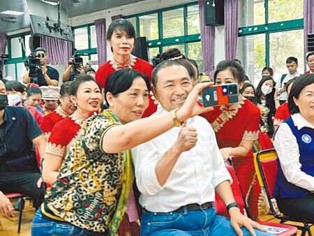 國民黨總統參選人侯友宜(前左二)24日在台南發表新住民政策時,上百名新住民爭相與侯合影,氣氛熱烈。(洪榮志攝)