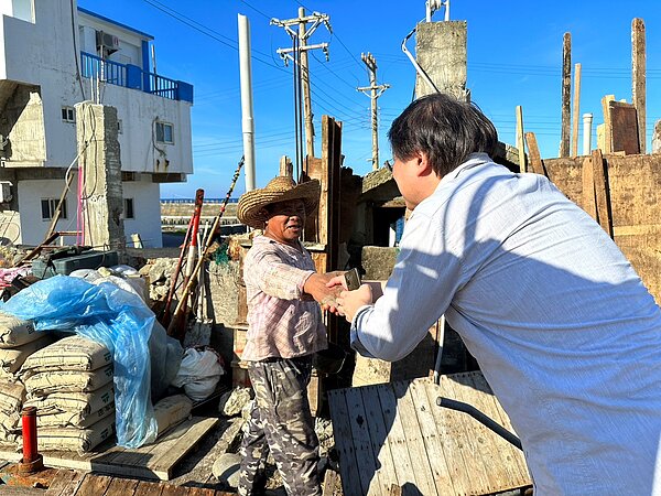 小犬颱風日前侵襲台灣，造成蘭嶼嚴重災損，內政部長林右昌24日前往視察災後復原情況。圖／內政部提供