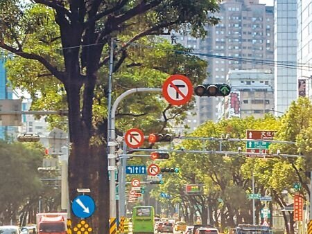 高雄紅綠燈號誌不連貫問題在網路上引發熱烈討論,民眾抱怨才剛綠燈下個路口就遇到紅燈。高雄市府交通局說明,號誌有連鎖設計並規畫有「綠燈續進帶」,但容易受多方因素影響綠燈行駛距離。(任義宇攝)