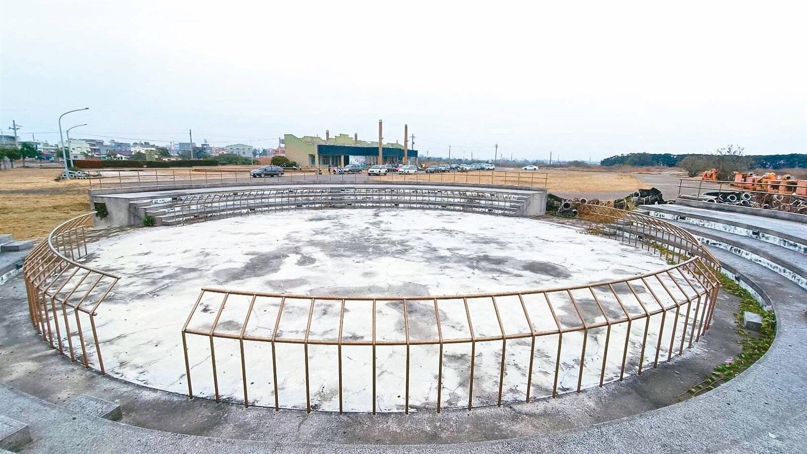 台南市北門運動公園簡陋、設備老舊,缺乏綠化空蕩蕩,市府決定不再做公園,去年完成地目變更為住宅區,未來將標售。記者謝進盛/攝影