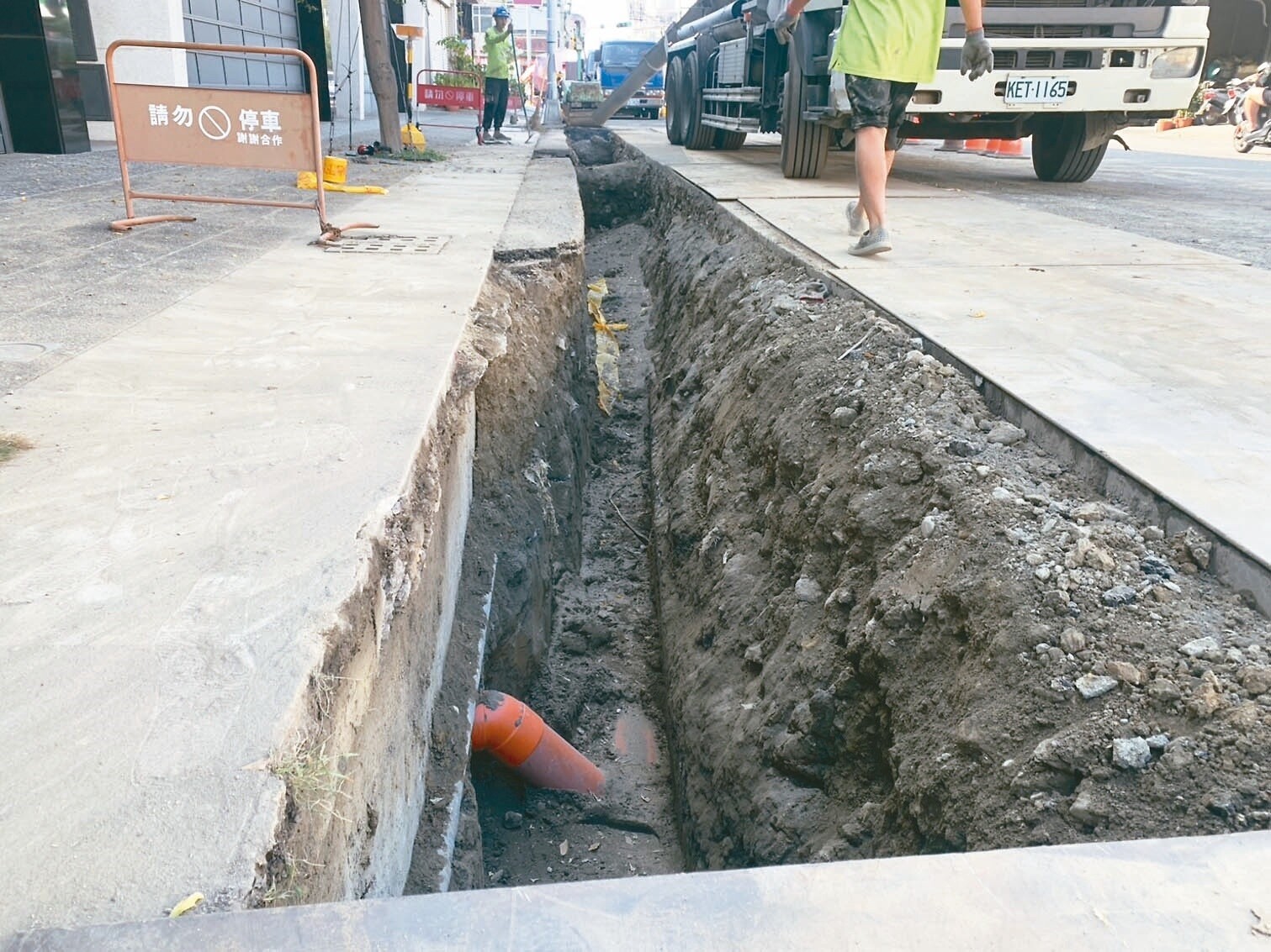 高雄市議員李雅靜指水公司汰管預算太少、動作太慢，希望加快換管速度。記者宋原彰／攝影 