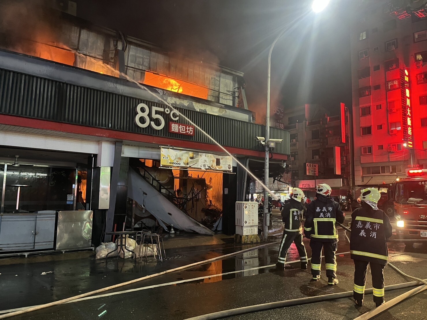 嘉義市西區友愛路與興雅路口的店面昨天深夜失火，迅速延燒波及兩側店面。記者李宗祐／攝影 