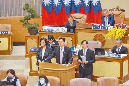 新北市議會總質詢,無黨籍議員李翁月娥24日質詢新北市代理市長劉和然(第二排中)與社會局長李美珍(第二排左)、民政局長林耀長(第二排右),要求提高補助人民團體。(陳慰慈攝)